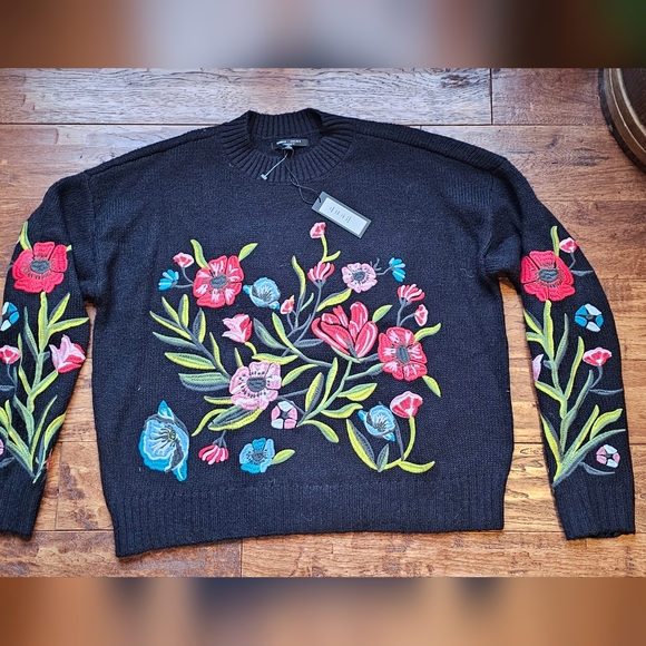 Romeo & Juliet Couture Black Sweater with Floral Embroidery Med. Boxy New - Picture 1 of 9
